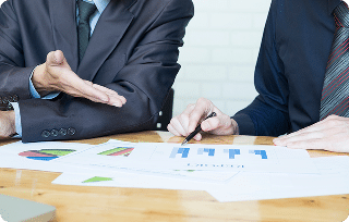 Business-team-discussing-their-ideas-office